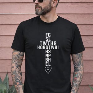 Könnte beinhalten: Ein Set aus drei Keramikbechern mit gesprenkelter, matter Oberfläche. Jeder Becher hat eine andere Farbe: hellblau, creme und grau. Die Becher haben ein schlichtes, modernes Design und einen bequemen Griff.