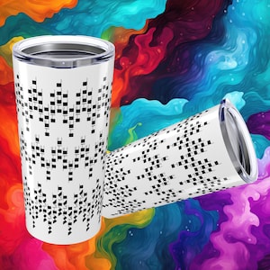 Könnte beinhalten: Zwei weiße Reisebecher mit einem schwarzen geometrischen Muster und dem Text "WHAT THE HELL". Die Becher haben einen silbernen Rand und Deckel. Der Hintergrund ist ein farbenfrohes abstraktes Design mit Wirbeln aus Orange, Blau, Lila und Rot.