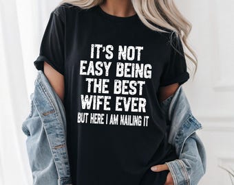 Lustiges Frau-Shirt, Geschenk für Frau von Ehemann, beste Frau überhaupt T-Shirt, sarkastische Frau, es ist nicht einfach, die beste Frau zu sein, es T-Shirt nageln