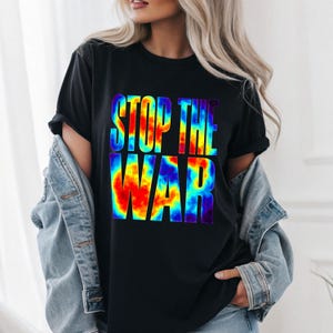 Puede incluir: Un juego de tres tazas de cerámica con un acabado moteado y mate. Las tazas son en tonos crema, gris claro y gris oscuro. Cada taza tiene un diseño simple y minimalista y un asa redondeada.