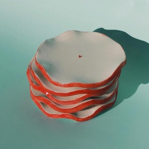 Handgefertigte Keramikuntersetzer, Herzuntersetzer, personalisierte Geschenke, handgemachtes Geschenk, kleine Keramikuntertasse, Nachrichtenuntertasse