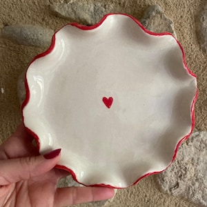 Piatto in ceramica fatto a mano, piatto con cuori, regali personalizzati, regalo fatto a mano, piatto artigianale - su richiesta
