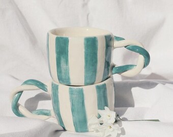 Taza de cerámica hecha a mano de rayas azules | Taza artesanal para café | Cerámica minimalista | Regalo para amantes del café