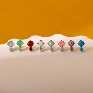 Ópalo de titanio y circonita cúbica 5A con rosca interna únicamente - Compatible con bases de pendientes de rosca interna de 16G y 18G, pendientes para hélix, tragus, concha, lóbulo de la nariz y labret