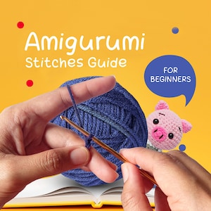 以下が含まれることがあります： 青い糸と金の編み針を使って編み物をしている人の手のアップ。糸は指に巻き付けられ、編み針を使って編み目が作られています。背景には「Amigurumi Stitches Guide for Beginners」というテキストが表示されています。