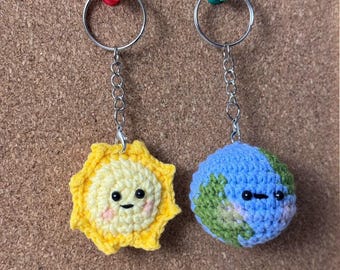 Gehäkelte Sonne und Erde Schlüsselanhänger Set: Amigurumi Planet Plüsch Taschenanhänger