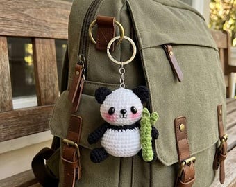 Niedlicher gehäkelter Panda Schlüsselanhänger, Amigurumi Panda Anhänger, Kawaii Panda Plüsch Schlüsselanhänger, handgemachtes Tier Geschenk, Taschenanhänger Zubehör, gehäkelter Schlüsselanhänger