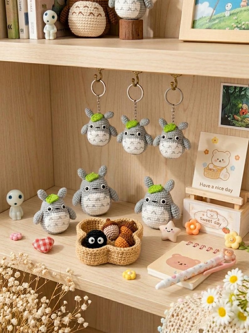 Decorazione per auto all'uncinetto di Totoro, ciondolo per specchietto retrovisore amigurumi fatto a mano, accessorio per auto kawaii, decorazione per auto di Totoro, regalo anime immagine 6