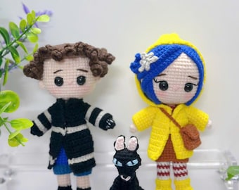 Conjunto de muñecos de ganchillo hechos a mano: Niña con impermeable amarillo y gato negro – Linda pareja de amigurumi – Juguete de ganchillo de fantasía gótica – Regalo de muñecos hechos a mano