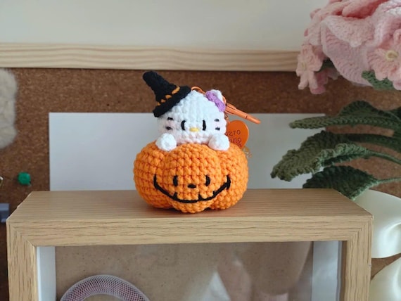 Crochet Hello Kitty Halloween Keychain: Kawaii Pumpkin Amigurumi
