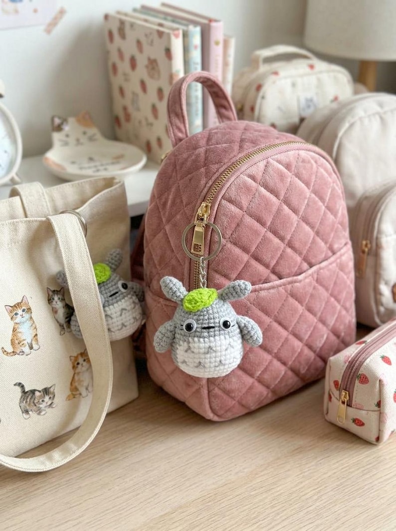 Decorazione per auto all'uncinetto di Totoro, ciondolo per specchietto retrovisore amigurumi fatto a mano, accessorio per auto kawaii, decorazione per auto di Totoro, regalo anime immagine 8
