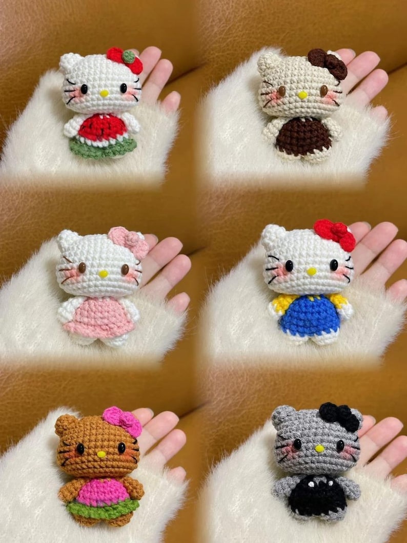 Peut inclure: Six poup&eacute;es Hello Kitty faites &agrave; la main au crochet. Chaque poup&eacute;e pr&eacute;sente un code couleur diff&eacute;rent, notamment blanc, marron, gris et beige, avec divers n&oelig;uds et tenues color&eacute;s. Les poup&eacute;es sont pr&eacute;sent&eacute;es sur une surface blanche et duveteuse.