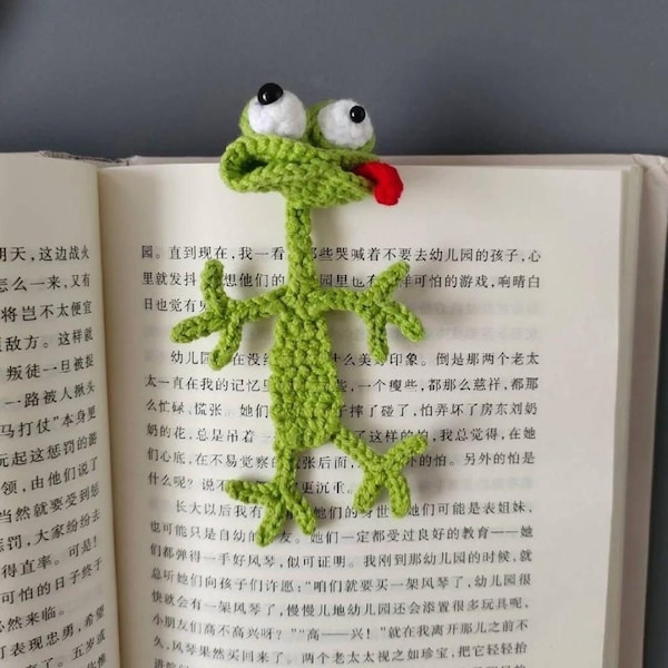 Crochet Lizard Bookmark Keychain: Handmade Amigurumi Book Accessory