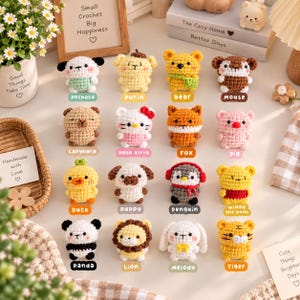 Può includere: Una collezione di sedici piccole figure di animali all'uncinetto disposte in una griglia, tra cui un panda, leone, melody, tigre, anatra, cucciolo, pinguino, winnie the poon, capibara, hello kitty, volpe, maiale, pochaco, purin, orso e topo, ognuno con un'etichetta.