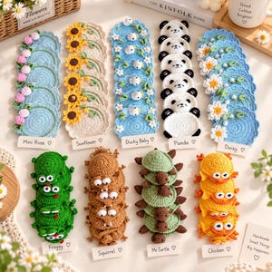 Peut inclure: Une collection de neuf piles de dessous de verre au crochet présentant divers motifs dont Mini Rose, Sunflower, Ducky Baby, Panda, Daisy, Froggy, Squirrel, Mr. Turtle et Chicken, chacun étiqueté avec une petite carte blanche identifiant le thème.