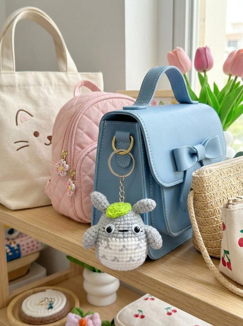 Decorazione per auto all'uncinetto di Totoro, ciondolo per specchietto retrovisore amigurumi fatto a mano, accessorio per auto kawaii, decorazione per auto di Totoro, regalo anime immagine 7