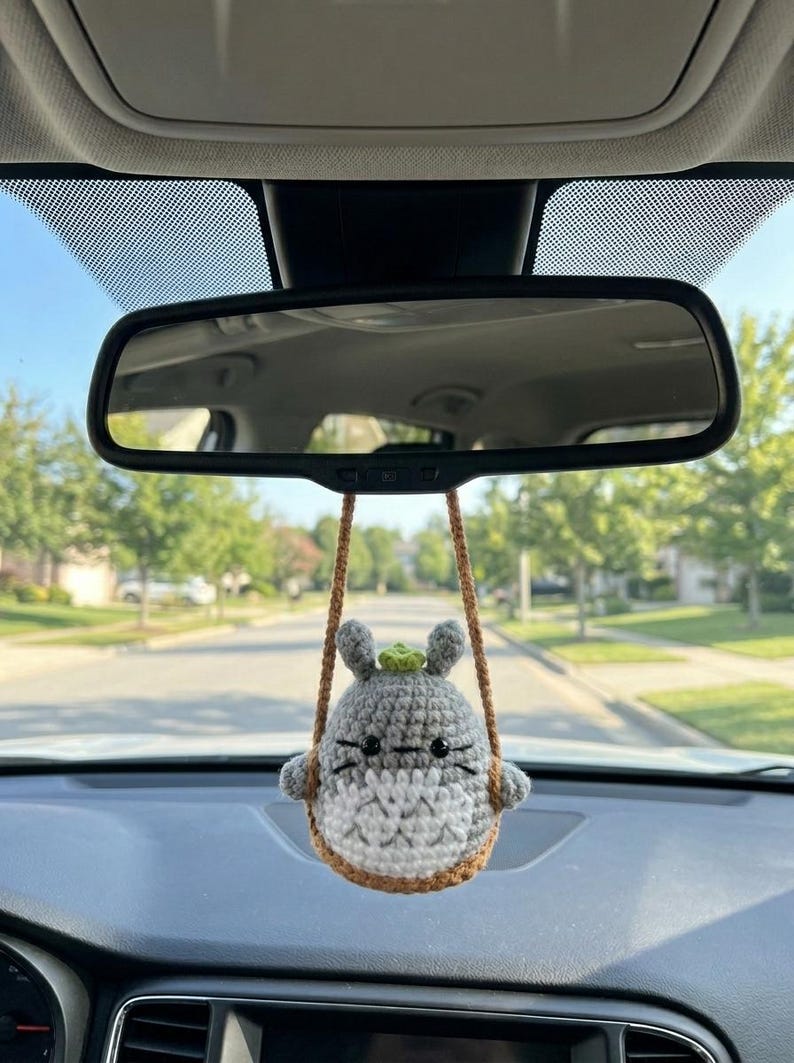 Decorazione per auto all'uncinetto di Totoro, ciondolo per specchietto retrovisore amigurumi fatto a mano, accessorio per auto kawaii, decorazione per auto di Totoro, regalo anime immagine 1