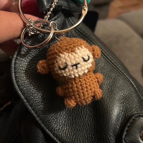 かぎ針編みのバナナ付きサルのキーホルダー、かぎ針編みのベビーサルの