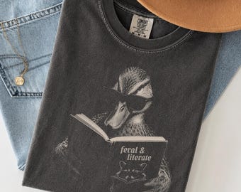 Camiseta de pato lectora, feral alfabetizada, regalo divertido para amantes de los patos y los libros introvertidos, camiseta de colores cómodos para amantes de los libros, camiseta de regalo para bibliotecarios, amante de los libros introvertido.