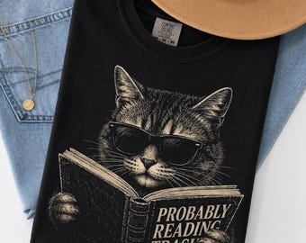 Camiseta de gato amante de los libros, camiseta "Probablemente leyendo basura", regalo divertido para bibliófilos, camiseta de mamá de gatos desquiciada, camiseta de gato estilo academia oscura Comfort Colors®