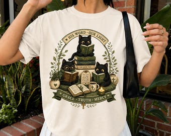 Camiseta cristiana de gato, camiseta de gato negro leyendo la Biblia, Su Palabra Nuestra Luz, regalos para amantes de los gatos y la lectura con estilo cottagecore, regalo para mamás de gatos en colores cómodos