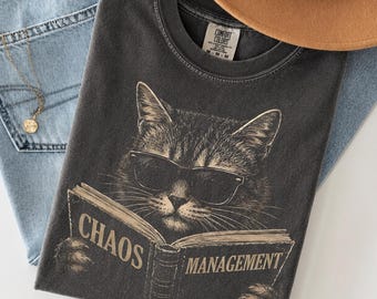 Camiseta de gato desquiciado, camiseta de gato lector de gestión del caos, regalo divertido y sarcástico para mamás de gatos, camiseta Comfort Colors® de energía caótica, regalo para papás de gatos