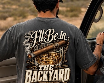 Camiseta "Estaré en el patio trasero", divertida camiseta para papá aficionado a los puros y el whisky, regalo del Día del Padre para él, colores cómodos para barbacoas en el patio trasero para hombres