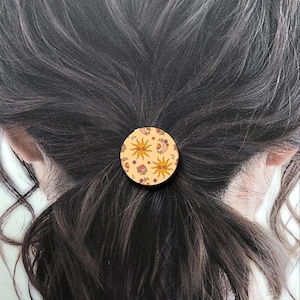 Chouchou soleil & damier – Accessoire cheveux artistique pastel, logo aigri ou coloré, chouchou fait main original, style alternatif