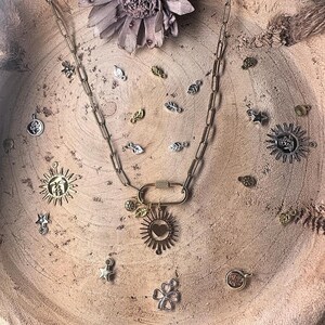 Collier fermoir devant personnalisé – Acier inoxydable doré ou argenté, 1 à 3 charms au choix, collier tendance femme