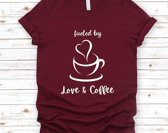 Alimentato da caffè e amore, regali di caffè per la mamma, maglietta da caffè, magliette da donna con scritta "Love", regalo per la mamma, grazioso outfit per la mamma, regali carini per la mamma, festa della mamma