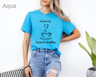 Alimentato da caffè e amore, regali di caffè per la mamma, maglietta da caffè, magliette da donna con scritta "Love", regalo per la mamma, grazioso outfit per la mamma, regali carini per la mamma, festa della mamma