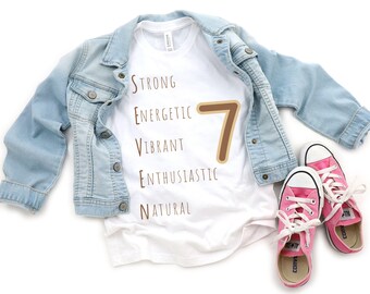 7-jähriges Geburtstagsgeschenk, sinnvolles Geschenk für 7-jähriges, acht akrostisches Geburtstags-Shirt, benutzerdefiniertes Alter Shirt, siebter Geburtstag Shirt