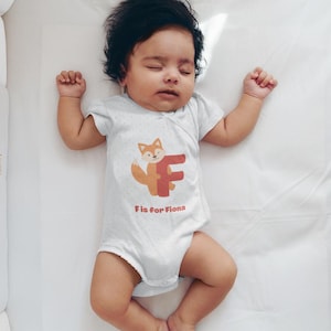 Body personalizado para bebé con estampado de la letra F y nombre / Algodón hipoalergénico de primera calidad / Tejido natural sin tintes / Regalo para recién nacidos, cumpleaños y Navidad