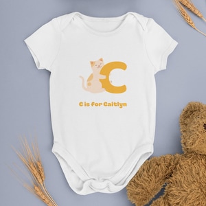 Body personalizado para bebé con estampado de la letra C y nombre / Algodón hipoalergénico de primera calidad / Tejido natural sin tintes / Regalo para recién nacidos, cumpleaños y Navidad