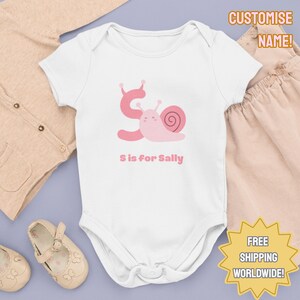 Body de bebé con nombre personalizado y estampado de la letra S / Algodón hipoalergénico de primera calidad / Tejido natural sin tintes / Regalo para recién nacidos, cumpleaños y Navidad