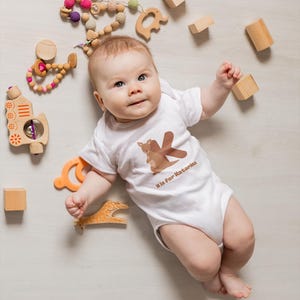 Body personalizado para bebé con estampado de la letra K y nombre / Algodón hipoalergénico de primera calidad / Tejido natural sin tintes / Regalo para recién nacidos, cumpleaños y Navidad