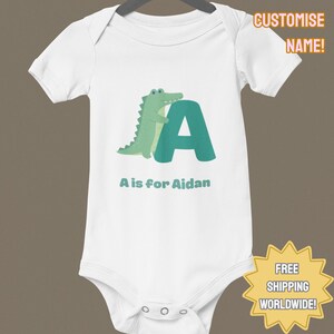 Body de bebé con nombre personalizado y estampado de la letra A / Algodón hipoalergénico de primera calidad / Tejido natural sin tintes / Regalo para recién nacidos, cumpleaños y Navidad
