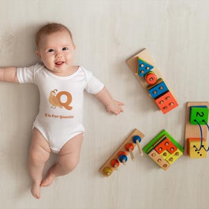 Body personalizado para bebé con estampado de la letra Q y nombre / Algodón hipoalergénico de primera calidad / Tejido natural sin tintes / Regalo para recién nacidos, cumpleaños y Navidad