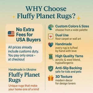 Op de afbeelding: Een advertentie voor Fluffy Planet Rugs, met tekst en iconen op een verloopachtergrond. De tekst benadrukt kenmerken zoals aangepaste kleuren, handgemaakte kwaliteit en antislip rug. Het vermeldt ook geen extra kosten voor Amerikaanse kopers.