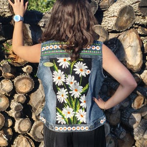 Bestickte Jeansweste: Upcycled Gobelinjacke mit Muschelspitze