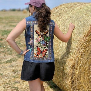 Bestickte Jeansweste: Upcycled Gobelinjacke mit Muschelspitze