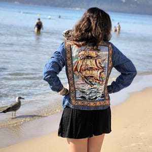 Veste en jean brodée recyclée : sweat-shirt en patchwork bohème, taille S