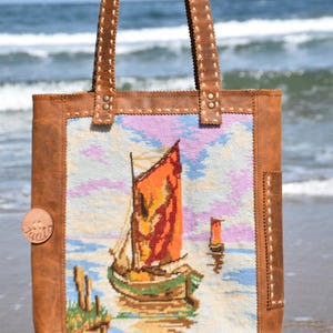 Borsa vintage in pelle ricamata, realizzata artigianalmente con materiali riciclati, unica nel suo genere, stile Boho Slow Fashion, OOAK
