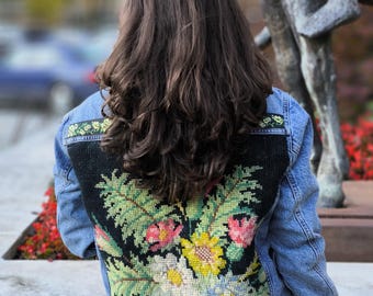 Gesteppte Jeansjacke: Handbestickte Jeansjacke, warmer Wintermantel