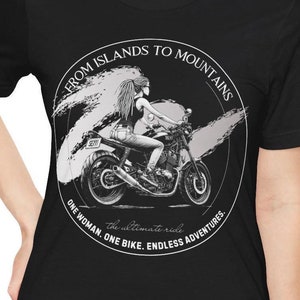 Könnte beinhalten: Schwarzes T-Shirt mit einem kreisförmigen Grafik einer Frau auf einem Motorrad. Das Design enthält den Text "FROM ISLANDS TO MOUNTAINS" und "ONE WOMAN, ONE BIKE, ENDLESS ADVENTURES". Das T-Shirt ist einfarbig schwarz.
