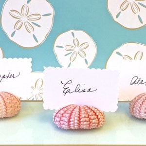 10 vrais porte-cartes en coquillage - Choisissez 1,5 ou 2 pouces d'oursins roses naturels - Mariages de plage, douches, dîners de plage