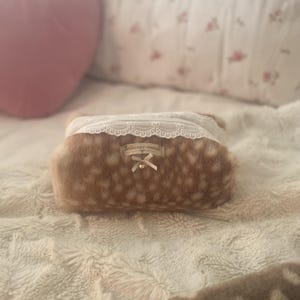 Sminkväska i box | Handgjord Coquette-necessär | Påse med dragkedja i fuskpäls och blommigt | Förvaring i Cottagecore-stil | Present till henne