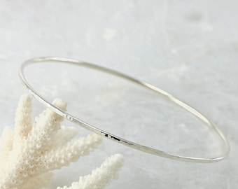 Gehamerde sterlingzilveren armband – handgemaakte moderne sieraden