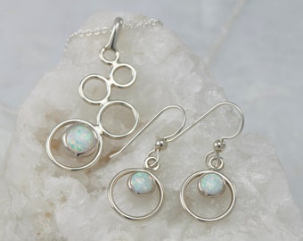 Conjunto de collar y pendientes de ópalo en plata de ley. Piedra natal de octubre. Juego de 2 piezas.