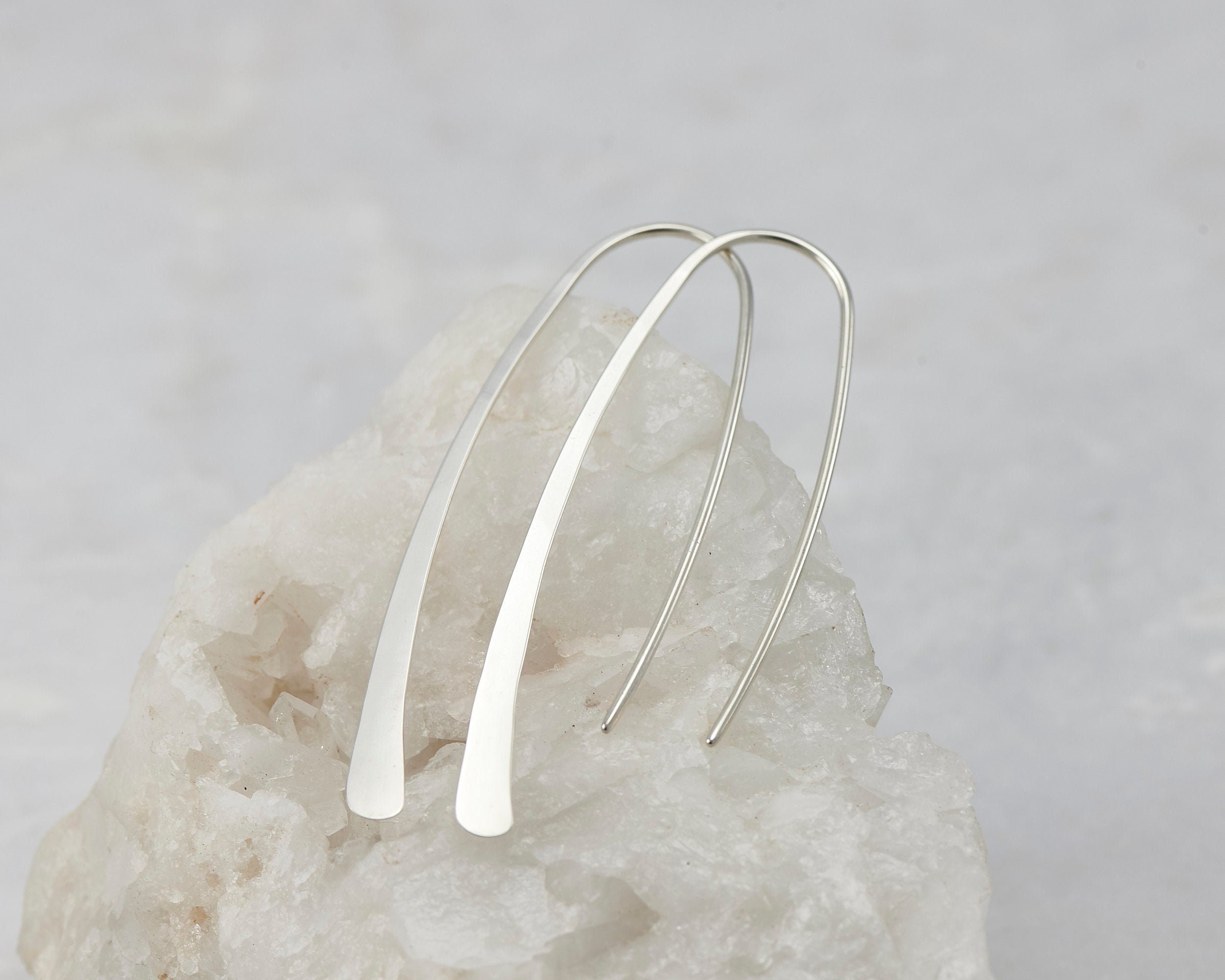 Pendientes de aro abierto, Pendientes largos de plata, Enhebradores de oreja de arco, Aros de arco de enhebrador, Pendientes de plata simples, Pendientes colgantes minimalistas modernos